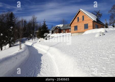 Inverno in Polonia. Strada rurale nelle montagne Zywiec Beskids (Beskid Zywiecki) vicino Milowka. Foto Stock