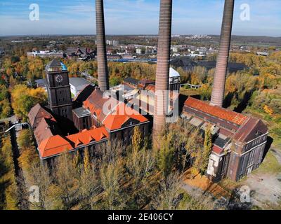 Città di Bytom, Polonia. Colori autunnali e patrimonio industriale nel distretto di Bytom Szombierki. Centrale elettrica di carbone. Foto Stock