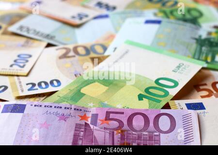 Banconote in euro sfondo. Carta europea a trama con 500, 100, 200 e 50 euro di fatture. Foto Stock