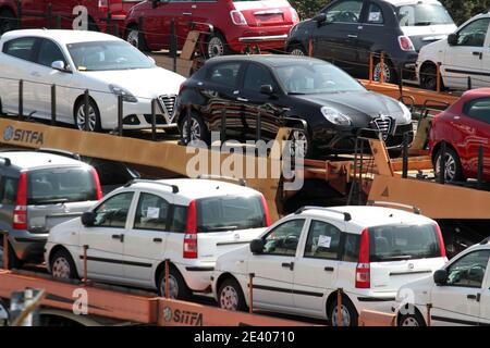 Cassino - Italia - 24 marzo 2013: Le Fiat Panda e le Alfa Romeo prodotti nello stabilizzatore di Cassino nel parcheggio auto-dice per essere distributiva Foto Stock