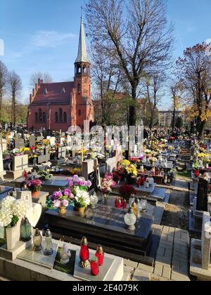 CHORZOW, POLONIA - 1 NOVEMBRE 2019: La gente visita tombe durante la Giornata di tutti i Santi a Chorzow. La festa di tutti i Santi nei cimiteri è una delle celebrazioni più numerose Foto Stock