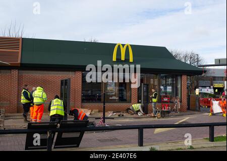 Slough, Berkshire, Regno Unito. 21 gennaio 2021. Il McDonald's Drive Thru on Slough Trading Estate è attualmente chiuso per lavori di costruzione. Si chiede che i lavori di costruzione vengano temporaneamente interrotti in Inghilterra in modo da contribuire a fermare la possibile diffusione del Coronavirus Covid-19 poiché molti lavoratori edili ignorano le regole di allontanamento sociale. Credit: Maureen McLean/Alamy Live News Foto Stock