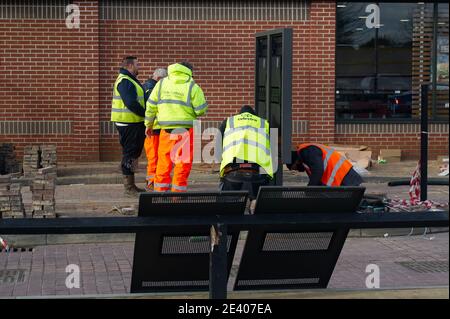 Slough, Berkshire, Regno Unito. 21 gennaio 2021. Il McDonald's Drive Thru on Slough Trading Estate è attualmente chiuso per lavori di costruzione. Si chiede che i lavori di costruzione vengano temporaneamente interrotti in Inghilterra in modo da contribuire a fermare la possibile diffusione del Coronavirus Covid-19 poiché molti lavoratori edili ignorano le regole di allontanamento sociale. Credit: Maureen McLean/Alamy Live News Foto Stock