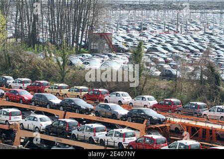 Cassino - Italia - 24 marzo 2013: Le Fiat Panda e le Alfa Romeo prodotti nello stabilizzatore di Cassino nel parcheggio auto-dice per essere distributiva Foto Stock