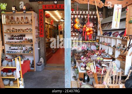 LUKANG, TAIWAN - 2 DICEMBRE 2018: Negozio di souvenir a Lukang, Taiwan. La città di Lukang vanta oltre 200 templi. Foto Stock