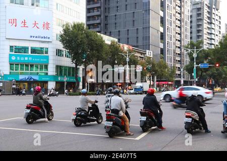 TAIPEI, Taiwan - 5 dicembre 2018: Zhongshan district area per lo shopping in Taipei, Taiwan. Taipei è la capitale di Taiwan con una popolazione di 8,5 mil Foto Stock