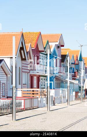 Immagine colorata strisce tipiche Case in Costa Nova, Aveiro, barra, Portogallo Foto Stock