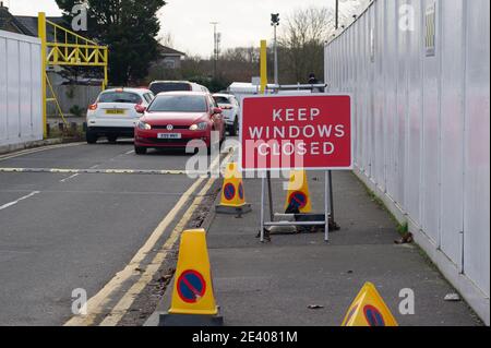 Slough, Berkshire, Regno Unito. 21 gennaio 2021. Negli ultimi mesi è stato utilizzato un centro di test Covid-19 presso il vecchio centro ricreativo Montem di Slough, tuttavia la sede del centro di test potrebbe ora essere spostata. Slough Borough Council hanno concesso il permesso di pianificazione per più di 200 case da costruire nel sito. Credit: Maureen McLean/Alamy Live News Foto Stock