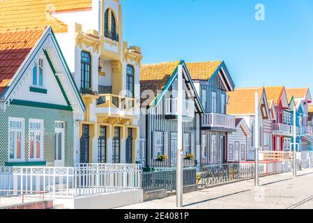 Immagine colorata strisce tipiche Case in Costa Nova, Aveiro, barra, Portogallo Foto Stock