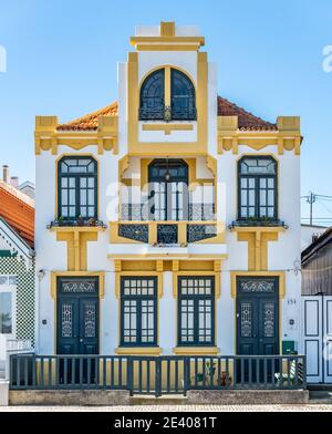 Immagine colorata strisce tipiche Case in Costa Nova, Aveiro, barra, Portogallo Foto Stock