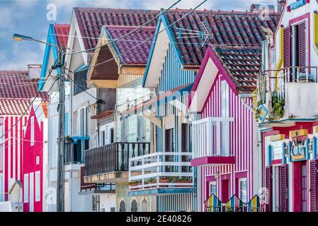 Immagine colorata strisce tipiche Case in Costa Nova, Aveiro, barra, Portogallo Foto Stock