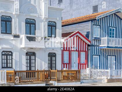 Immagine colorata strisce tipiche Case in Costa Nova, Aveiro, barra, Portogallo Foto Stock