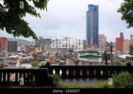 KEELUNG, TAIWAN - 23 NOVEMBRE 2018: Skyline piovoso di Keelung, Taiwan. Keelung è la nona città più popolosa di Taiwan. Foto Stock