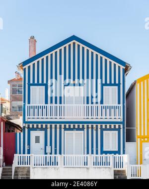 Immagine colorata strisce tipiche Case in Costa Nova, Aveiro, barra, Portogallo Foto Stock