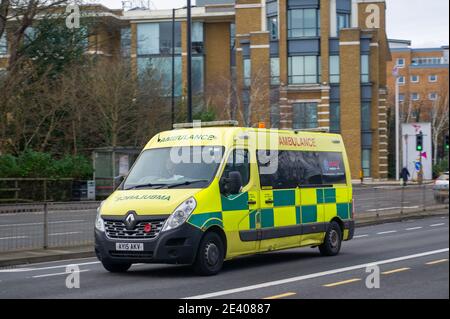 Slough, Berkshire, Regno Unito. 21 gennaio 2021. Un'altra ambulanza di emergenza sulla A4 a Slough questa mattina. Slough continua ad avere uno dei peggiori tassi di casi positivi di Covid-19 nel Regno Unito. Credit: Maureen McLean/Alamy Live News Foto Stock