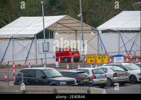 Slough, Berkshire, Regno Unito. 21 gennaio 2021. Negli ultimi mesi è stato utilizzato un centro di test Covid-19 presso il vecchio centro ricreativo Montem di Slough, tuttavia la sede del centro di test potrebbe ora essere spostata. Slough Borough Council hanno concesso il permesso di pianificazione per più di 200 case da costruire nel sito. Credit: Maureen McLean/Alamy Live News Foto Stock