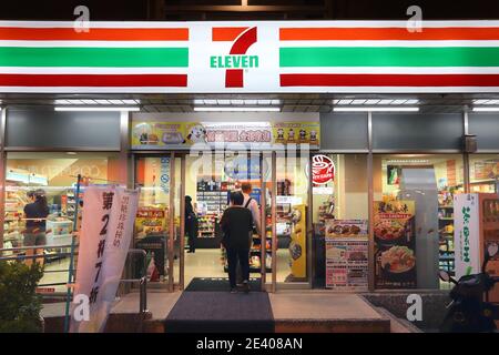 KENTING, Taiwan - 28 novembre 2018: 7-Eleven convenience store in Taiwan. 7-Eleven è uno del più grande negozio di alimentari gli operatori del mondo, con più Foto Stock