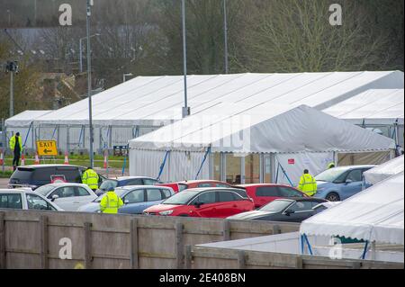 Slough, Berkshire, Regno Unito. 21 gennaio 2021. Negli ultimi mesi è stato utilizzato un centro di test Covid-19 presso il vecchio centro ricreativo Montem di Slough, tuttavia la sede del centro di test potrebbe ora essere spostata. Slough Borough Council hanno concesso il permesso di pianificazione per più di 200 case da costruire nel sito. Credit: Maureen McLean/Alamy Live News Foto Stock