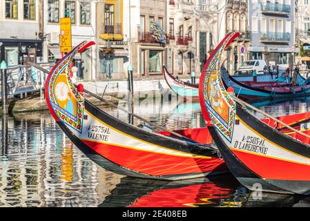 Immagine a colori del fiume con le barche Moliceiro sulla laguna Centro Regionat durante il giorno, nord, Aveiro, Portogallo Gennaio 2021 Foto Stock