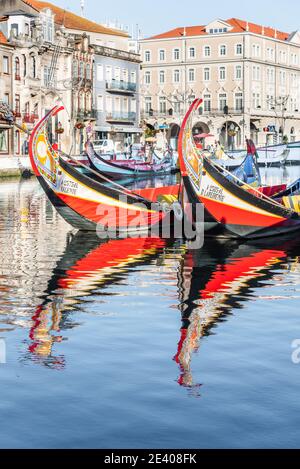 Immagine a colori del fiume con le barche Moliceiro sulla laguna Centro Regionat durante il giorno, nord, Aveiro, Portogallo Gennaio 2021 Foto Stock