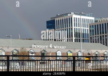 Cork, Irlanda. 21 Gennaio 2021. Rainbow appare sopra Penrose Dock. Un arcobaleno appare sopra il recentemente sviluppato Penrose uno e due sul Penrose Dock raffigurato oltre Penrose Wharf. Credit: Damian Coleman/Alamy Live News Foto Stock