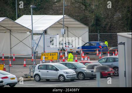 Slough, Berkshire, Regno Unito. 21 gennaio 2021. Negli ultimi mesi è stato utilizzato un centro di test Covid-19 presso il vecchio centro ricreativo Montem di Slough, tuttavia la sede del centro di test potrebbe ora essere spostata. Slough Borough Council hanno concesso il permesso di pianificazione per più di 200 case da costruire nel sito. Credit: Maureen McLean/Alamy Live News Foto Stock