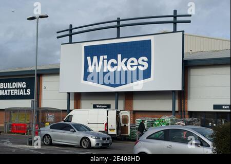 Slough, Berkshire, Regno Unito. 21 gennaio 2021. Una mattinata impegnativa al negozio Wickes a Slough mentre il negozio rimane aperto durante il periodo di chiusura del Covid-19. Credit: Maureen McLean/Alamy Live News Foto Stock