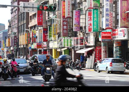 TAIPEI, TAIWAN - 4 DICEMBRE 2018: Scooter a Taipei, Taiwan. Taipei è la capitale di Taiwan con una popolazione di 8.5 milioni di abitanti nella sua città urbana Foto Stock