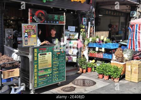 TAIPEI, TAIWAN - 4 DICEMBRE 2018: Mercato delle erbe a Taipei, Taiwan. La corsia delle erbe è un'area per lo shopping di erbe di Xichang Street. Foto Stock