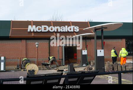 Slough, Berkshire, Regno Unito. 21 gennaio 2021. Il McDonald's Drive Thru on Slough Trading Estate è attualmente chiuso per lavori di costruzione. Si chiede che i lavori di costruzione vengano temporaneamente interrotti in Inghilterra in modo da contribuire a fermare la possibile diffusione del Coronavirus Covid-19 poiché molti lavoratori edili ignorano le regole di allontanamento sociale. Credit: Maureen McLean/Alamy Live News Foto Stock