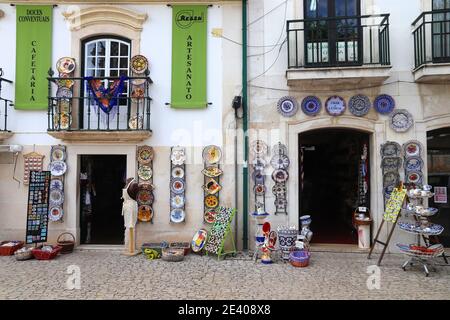 ALCOBACA, PORTOGALLO - 22 MAGGIO 2018: Piatti artigianali tradizionali in ceramica nei negozi di articoli da regalo ad Alcobaca. 21.2 milioni di turisti hanno visitato il Portogallo nel 2016. Foto Stock