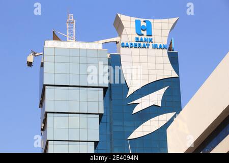 DUBAI, Emirati Arabi Uniti - 9 dicembre 2017: Banca Saderat Iran in Dubai, UAE. Saderat Bank è una banca di grandi dimensioni dall'Iran presente in 12 paesi. Foto Stock