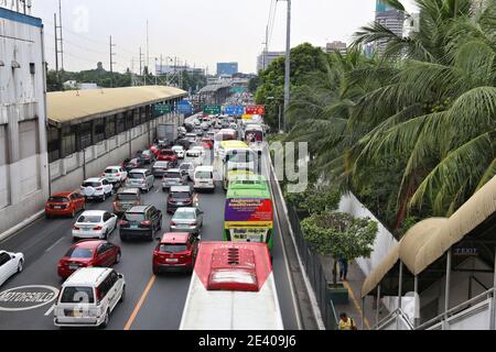 MANILA, FILIPPINE - 8 DICEMBRE 2017: Congestione tipica del traffico in Metro Manila, Filippine. Metro Manila è una delle aree urbane più grandi del Foto Stock