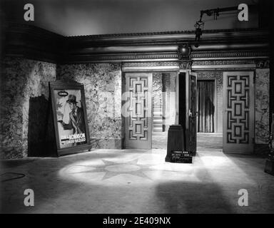 Set Reference Still of Movie Theatre lobby with Film Poster for EDWARD G. ROBINSON in DARK HAZARD (pubblicato nel 1934) for JAMES CAGNEY in LADY KILLER 1933 regista ROY DEL RUTH story The Finger Man di Rosalind Keating Shaffer costume design Orry-Kelly Warner Bros Foto Stock