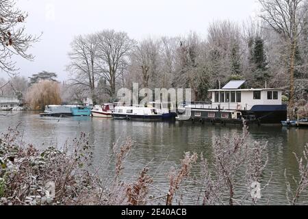 Houseboats at Ash Island on a Frosty Morning, Hampton Court, East Molesey, Surrey, Inghilterra, Gran Bretagna, Regno Unito, Regno Unito, Europa Foto Stock