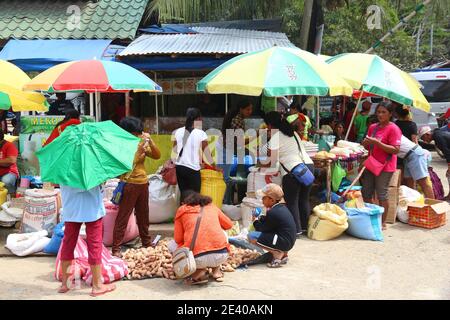 EL NIDO, FILIPPINE - 2 DICEMBRE 2017: I clienti visitano un mercato alimentare locale a El Nido, Filippine. I mercati alimentari tradizionali sono ancora di importanza Foto Stock