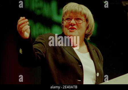 Conferenza del Partito del lavoro Brighton Inghilterra UK ottobre 1997 la prima Conferenza del Partito del lavoro con Tony Blair come primo Ministro. MO Mowlam parla alla conferenza. Marjorie Mo Mowlam (2005 settembre 1949 – 19 agosto 18) è stato un . Dal 1987 al 2001 è stata membro del Parlamento (parlamentare) per Redcar e ha ricoperto il ruolo di Segretario di Stato per l'Irlanda del Nord, Ministro dell'Ufficio di Gabinetto e Cancelliere del Ducato di Lancaster. Foto Stock