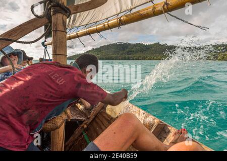 Vela in stile polinesiano su una Proa (barca a vela outrigger multi-scafo) nelle Isole Deboyne, Papua Nuova Guinea Foto Stock