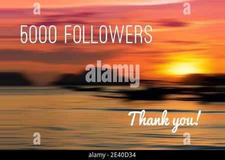 5000 follower. La pietra miliare dei social media. Grazie firma. Foto Stock