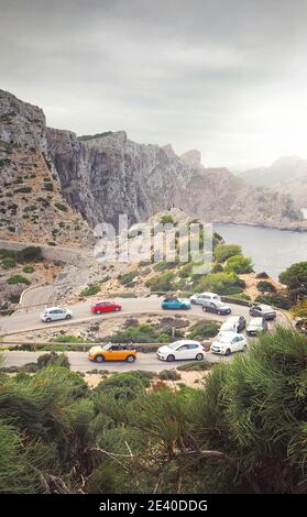 Auto colorate che si affacciano su Cap de Formentor, Mallorca, Spagna, con scogliere e il mare alle spalle Foto Stock