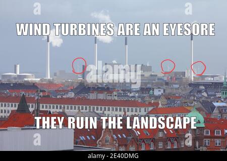 Wind Turbines divertente meme per la condivisione dei social media. Energia rinnovabile oppositori scherzo. Foto Stock