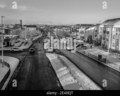 Glasgow, Scozia, Regno Unito. 8 gennaio 2021: Una fotografia in bianco e nero di una trafficata strada a doppia carreggiata nel Lanarkshire meridionale. Foto Stock