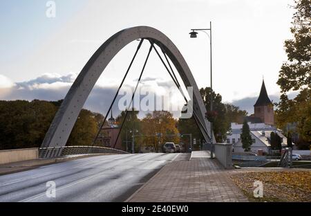 Ponte di libertà (Vabaduse) sul fiume Suur Emajogi a Tartu. Estonia Foto Stock