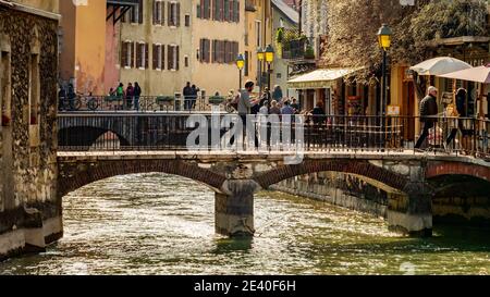 Annecy (Francia sud-orientale): Il fiume Thiou nella città vecchia. Sulla destra, la banchina 'quai de l'Ile' Foto Stock