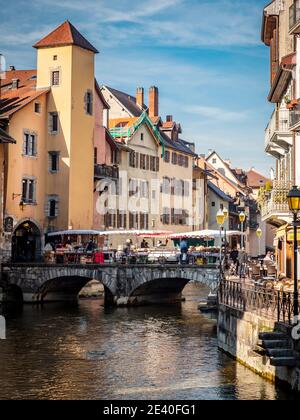 Annecy (Francia sud-orientale): Mercato sul ponte Morens attraverso il fiume Thiou, nella città vecchia Foto Stock