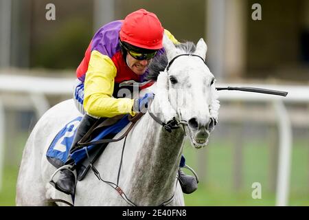 Tom Scudamore cavalcare Brinkley sulla strada per vincere il 100% RacingTV profitti Torna a Racing handicap hurdle a Wincanton Racecourse. Data immagine: Giovedì 21 gennaio 2021. Foto Stock