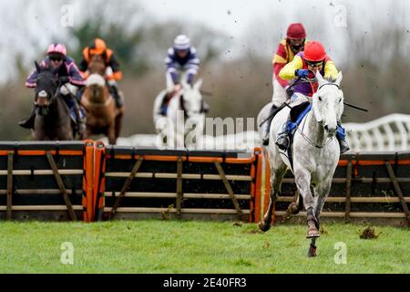 Tom Scudamore Riding Brinkley (a destra) libera l'ultimo sulla strada per vincere il 100% RacingTV profitti Torna a Racing handicap hurdle a Wincanton Racecourse. Data immagine: Giovedì 21 gennaio 2021. Foto Stock