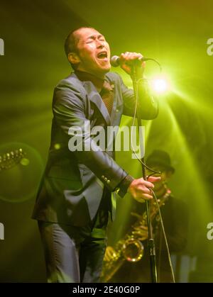 Band di funk giapponese, Ryo Nakata di Osaka Monaurail che si esibisce a Womad, Charlton Park, UK. 26 luglio 2015 Foto Stock