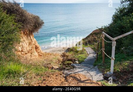 Incredibile spiaggia di Sarantari con vividi colori blu acqua e giallo Sabbia nell'isola di Creta Foto Stock