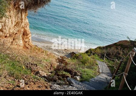 Incredibile spiaggia di Sarantari con vividi colori blu acqua e giallo Sabbia nell'isola di Creta Foto Stock